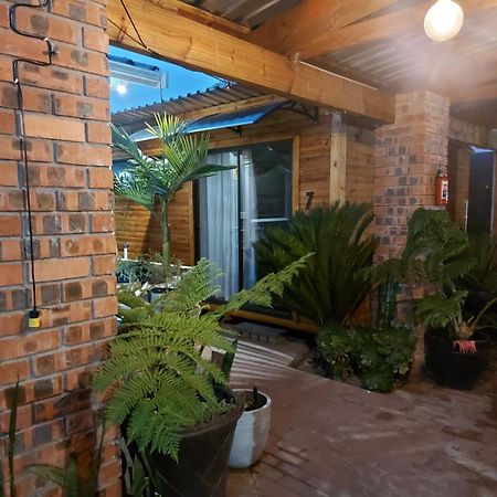 Villa Mariss Guesthouse Kraaifontein Bagian luar foto