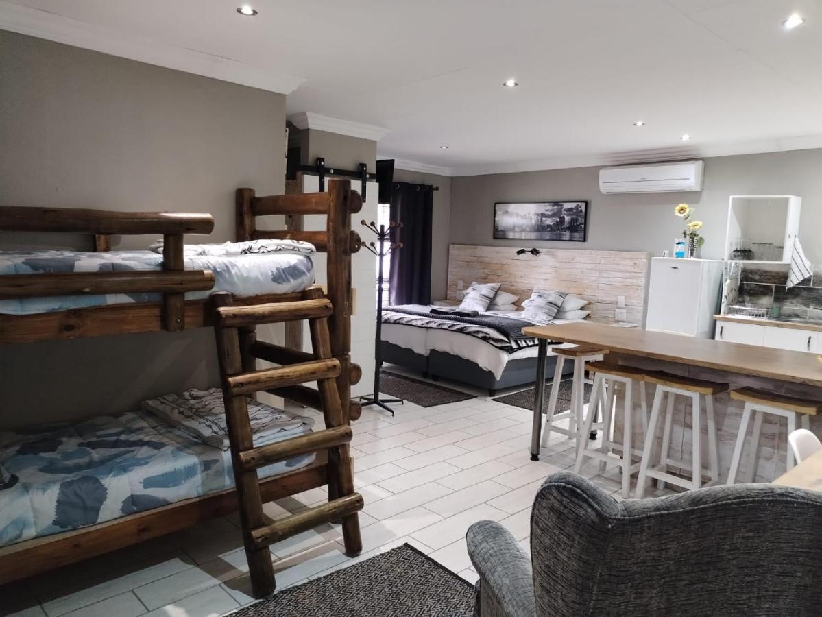Villa Mariss Guesthouse Kraaifontein Bagian luar foto