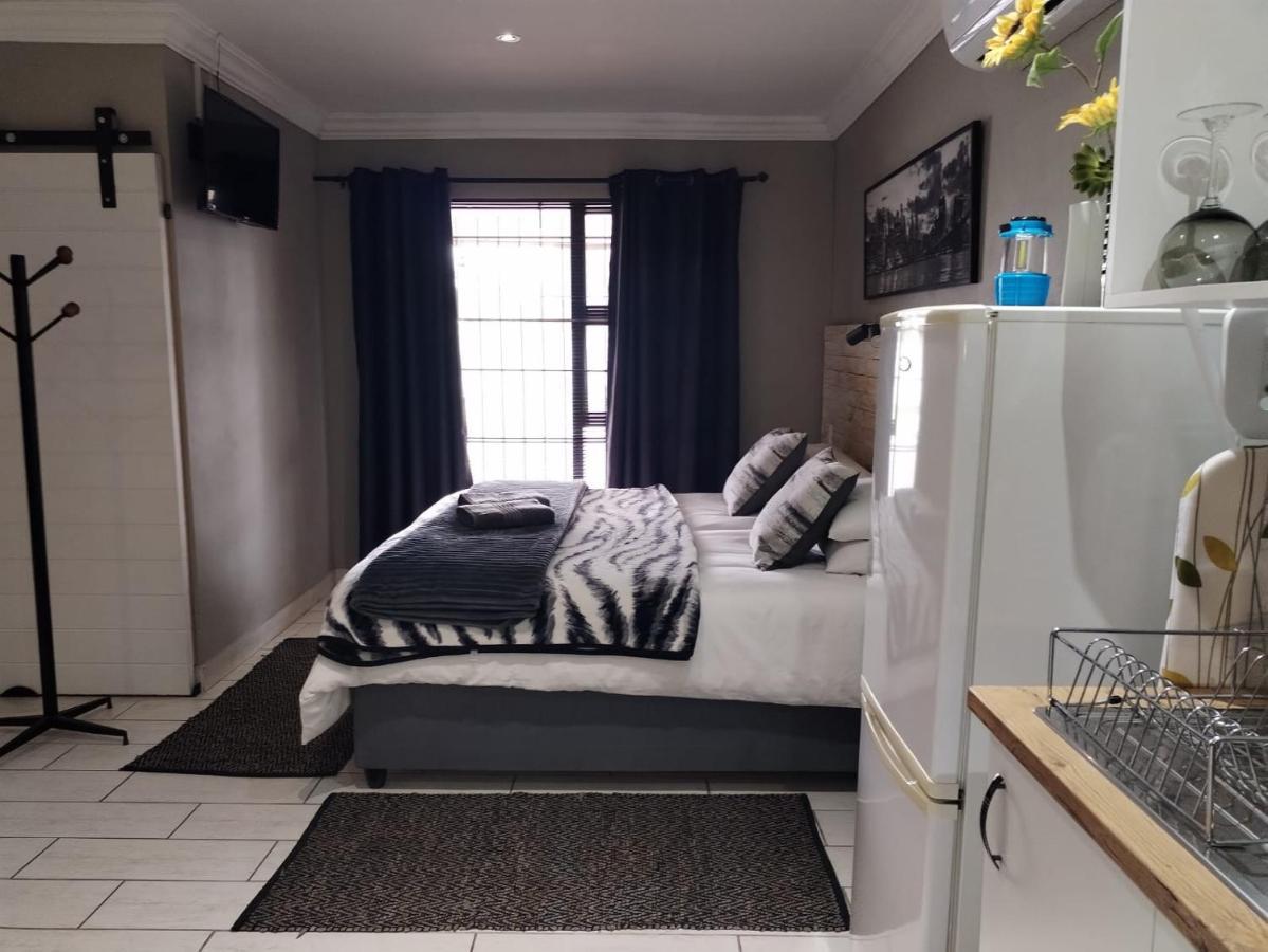 Villa Mariss Guesthouse Kraaifontein Bagian luar foto