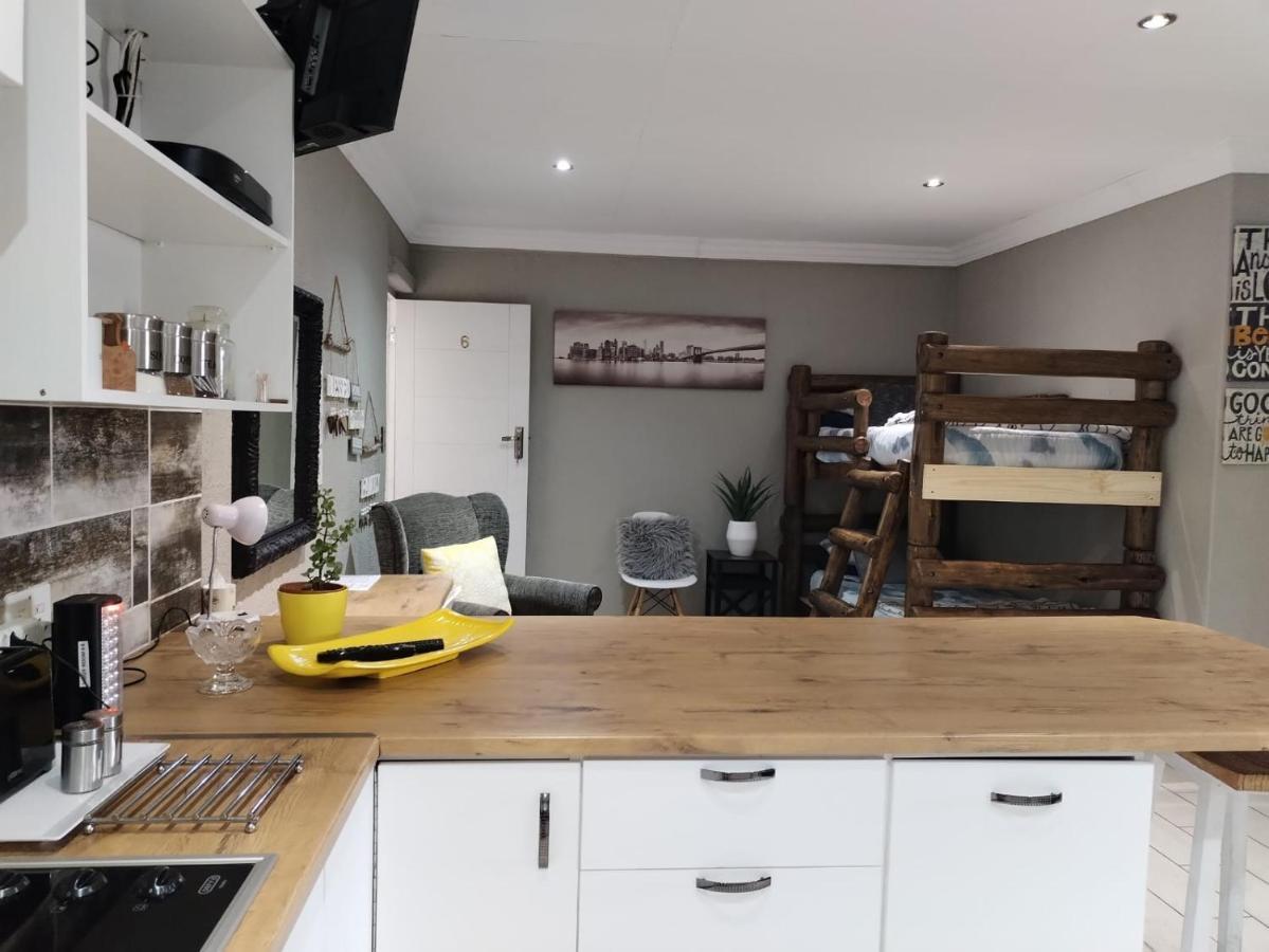 Villa Mariss Guesthouse Kraaifontein Bagian luar foto