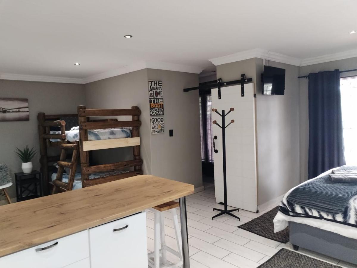 Villa Mariss Guesthouse Kraaifontein Bagian luar foto
