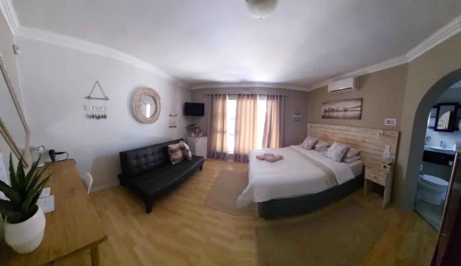 Villa Mariss Guesthouse Kraaifontein Bagian luar foto